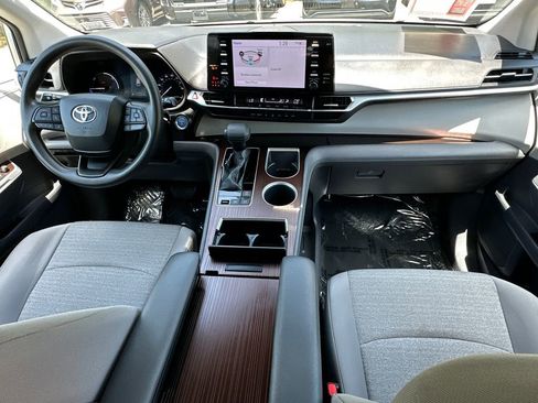 Used 2023 Toyota Sienna LE FWD image 9