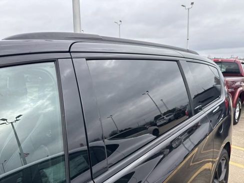 Used 2025 Chrysler Pacifica Limited image 37