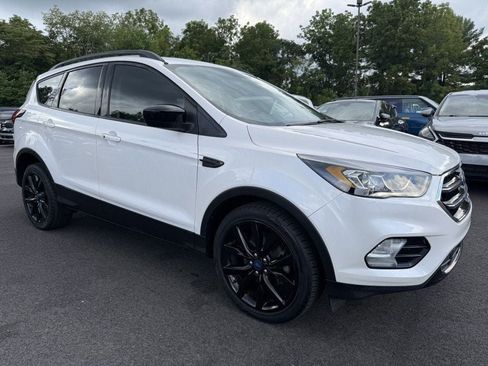 Used 2019 Ford Escape SE FWD image 2
