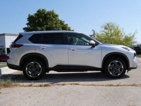 Used 2024 Nissan Rogue SV image 2