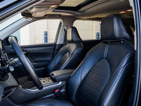 Used 2022 Toyota Highlander XLE image 14