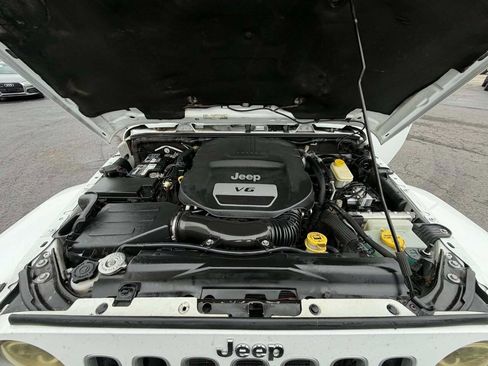 Used 2016 Jeep Wrangler Unlimited Sahara w/ Connectivity Group image 16