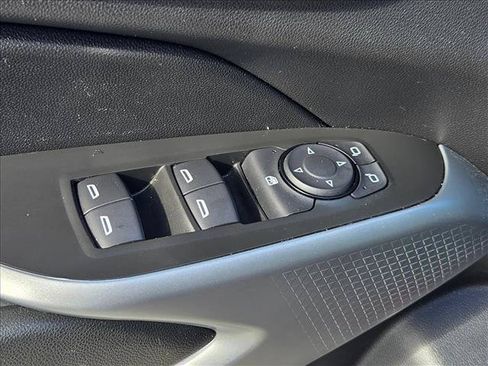 Used 2025 Chevrolet Trax RS w/ Sunroof Package FWD image 9