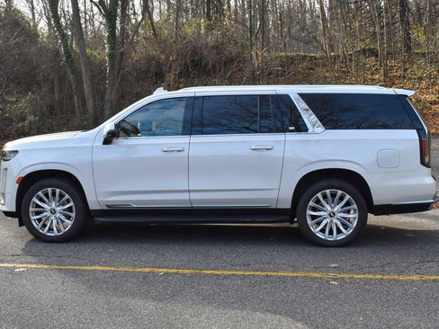 Used 2023 Cadillac Escalade ESV Luxury image 4