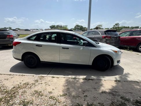 Used 2018 Ford Focus S FWD image 5