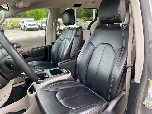 Used 2023 Chrysler Pacifica Touring-L FWD image 22