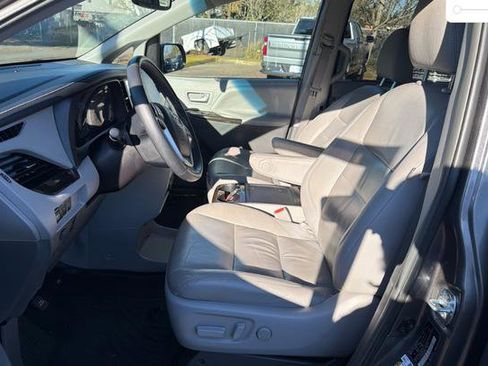 Used 2017 Toyota Sienna XLE Premium image 11