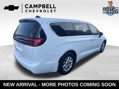 Used 2023 Chrysler Pacifica Touring FWD image 5