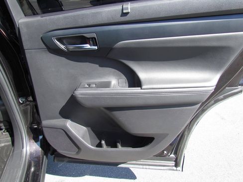 Used 2022 Toyota Highlander XLE AWD/4WD image 17