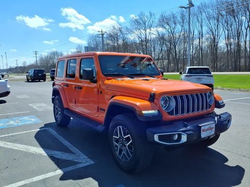 Used 2025 Jeep Wrangler Unlimited Sahara AWD/4WD image 4