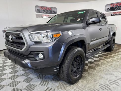 Used 2017 Toyota Tacoma SR5 w/ Tow Package RWD image 7