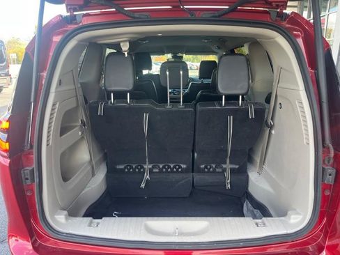 Used 2024 Chrysler Pacifica Touring-L image 3