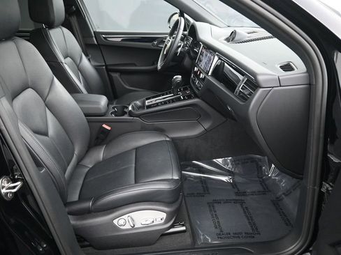 Certified 2025 Porsche Macan image 27