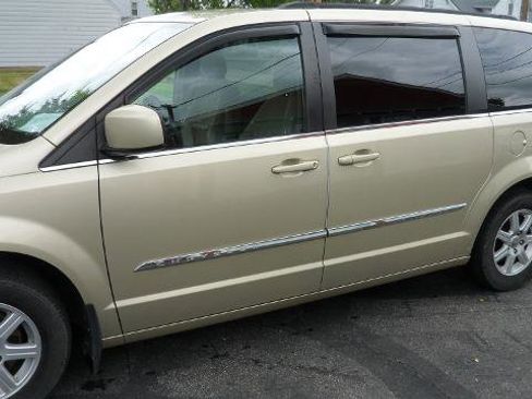Used 2010 Chrysler Town & Country Limited w/ Entertainment Group #3 image 8