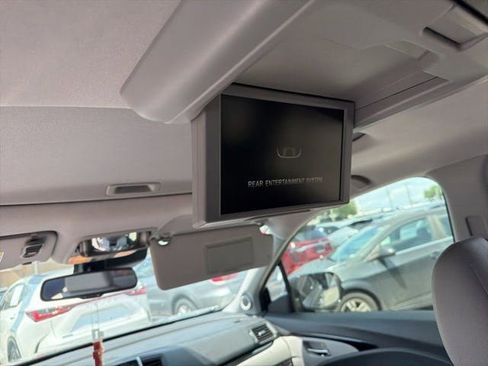 Used 2018 Honda Pilot Touring image 11