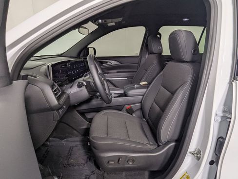 Used 2024 Chevrolet Traverse LT image 12