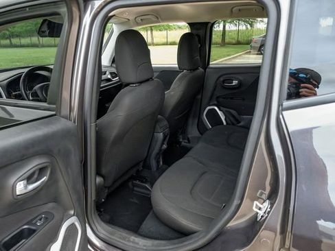 Used 2018 Jeep Renegade Latitude FWD image 40