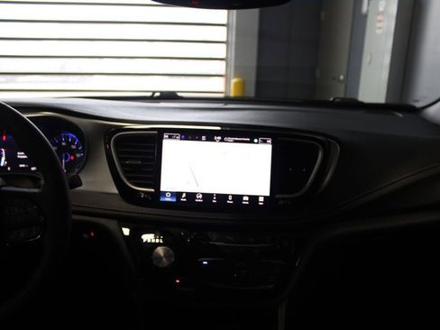 Used 2025 Chrysler Pacifica Limited FWD image 22