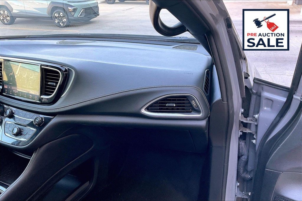Used 2025 Chrysler Pacifica Limited FWD image 16