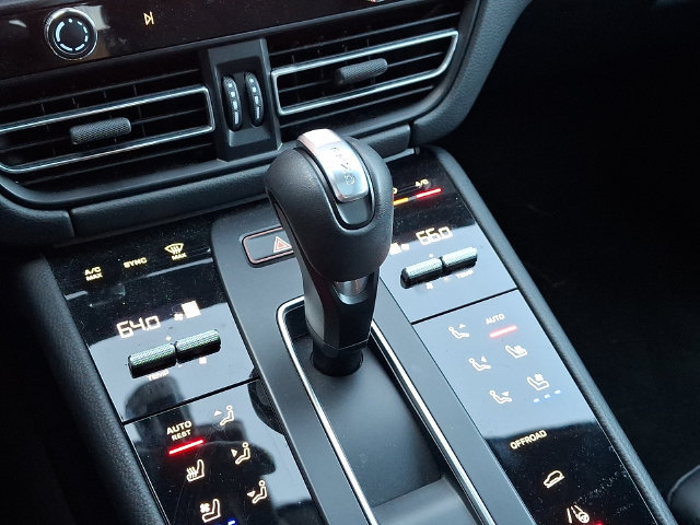 Certified 2024 Porsche Macan S AWD/4WD image 18