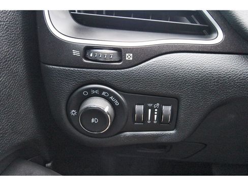 Used 2022 Jeep Cherokee Trailhawk AWD/4WD image 18