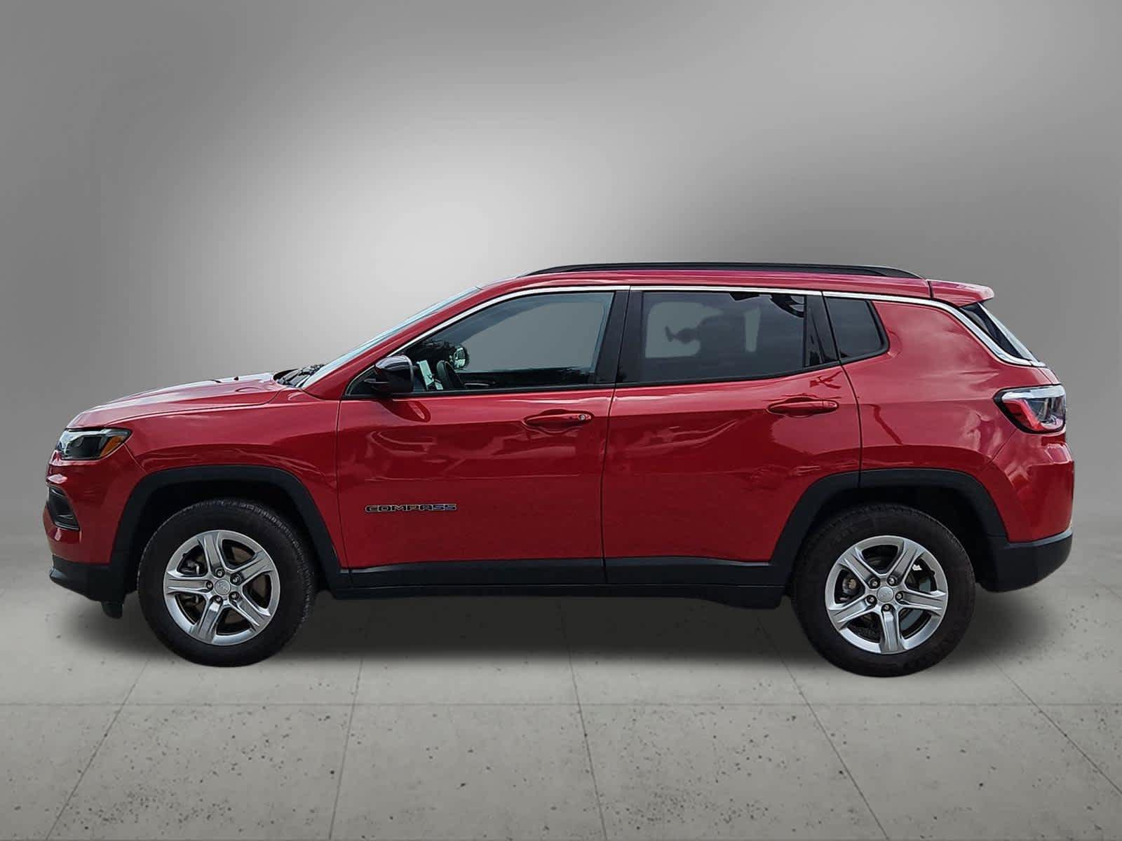 Used 2024 Jeep Compass Latitude AWD/4WD image 3