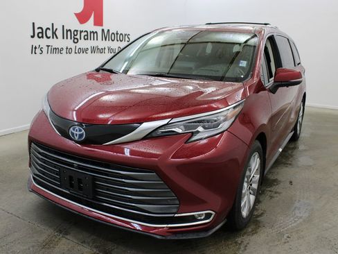 Used 2022 Toyota Sienna Platinum image 1