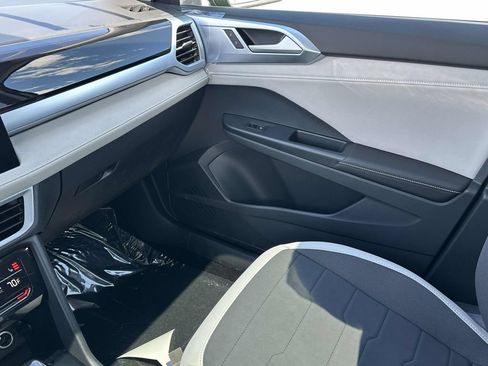 New 2026 Volkswagen Taos SE FWD image 25