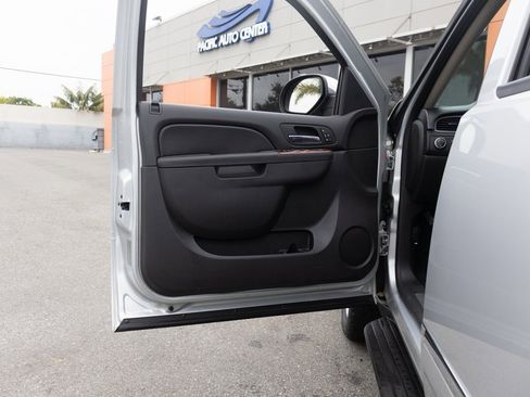 Used 2013 Chevrolet Avalanche LTZ image 18