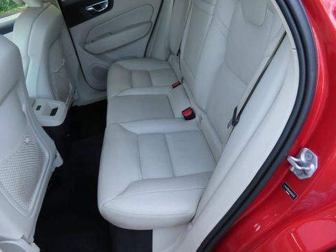 Used 2019 Volvo XC60 T6 Momentum w/ Multimedia Package AWD/4WD image 9