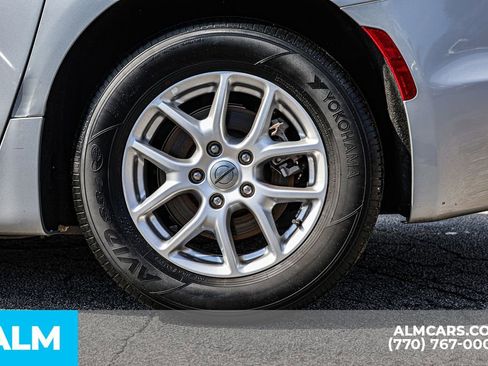 Used 2024 Chrysler Pacifica Touring-L image 17