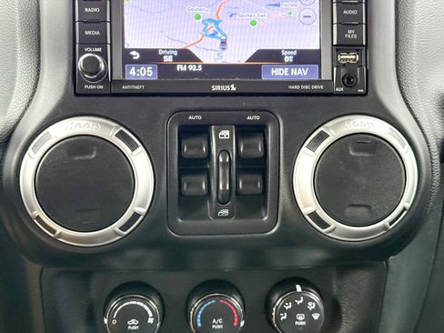 Used 2018 Jeep Wrangler Unlimited Rubicon w/ Connectivity Group image 29