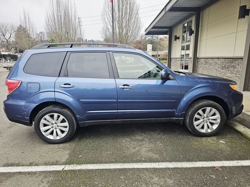 Used 2011 Subaru Forester 2.5X Premium w/ All-Weather Pkg AWD/4WD image 6
