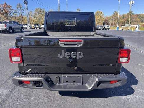 Used 2025 Jeep Gladiator Sport image 12