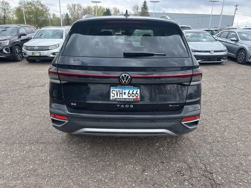 Used 2025 Volkswagen Taos SE AWD/4WD image 4