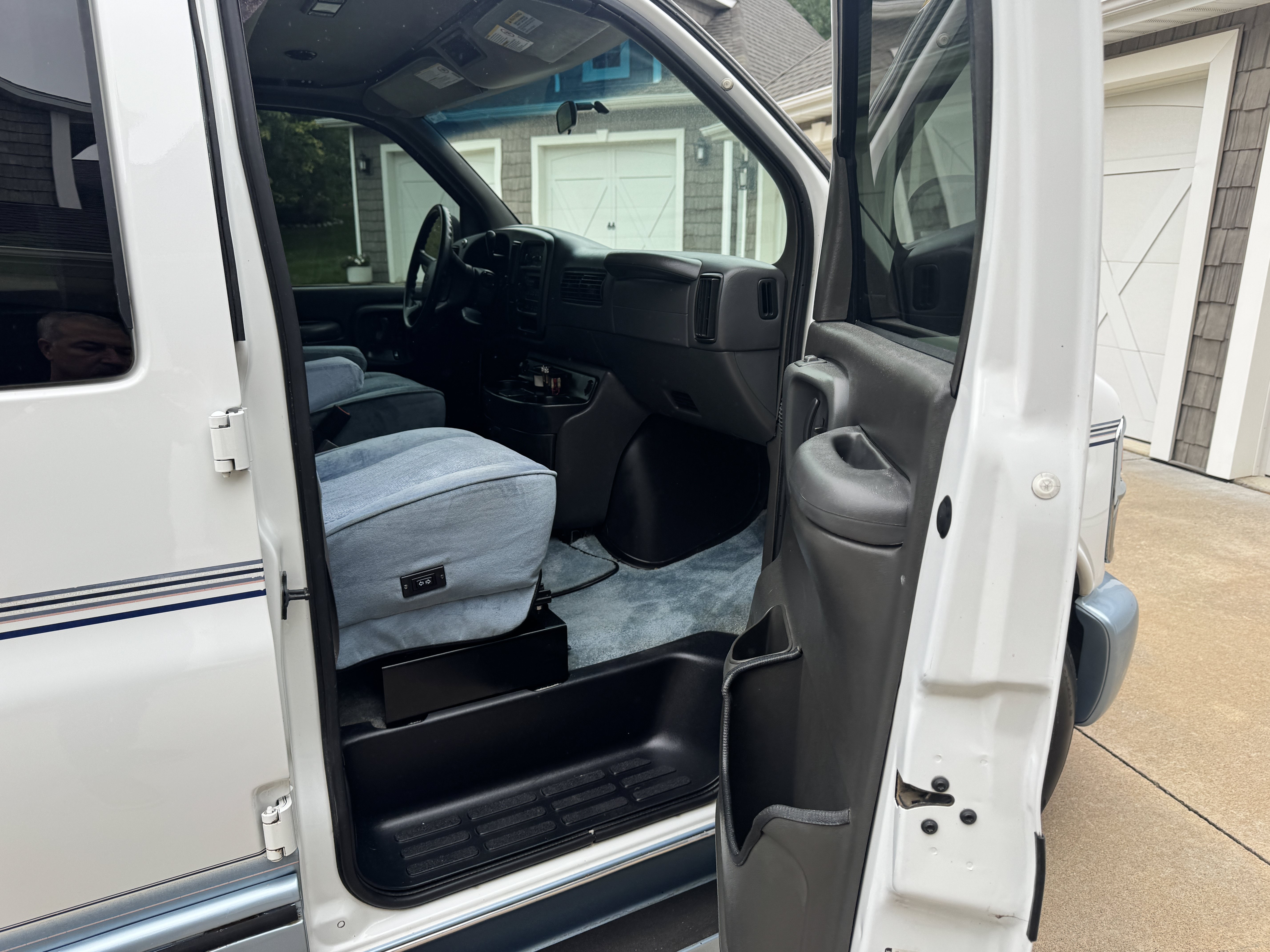 Used 2002 Chevrolet Express 3500 Extended w/ Preferred Equipment Group 2 RWD image 16