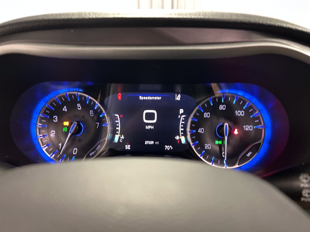 Used 2025 Chrysler Pacifica Select w/ Uconnect Theater Family Group FWD image 16
