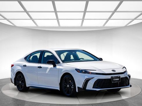 Used 2026 Toyota Camry Hybrid FWD image 6