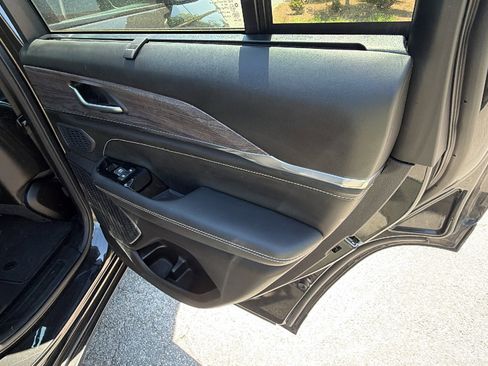 Used 2025 Jeep Grand Cherokee Overland w/ Luxury Tech Group IV AWD/4WD image 21