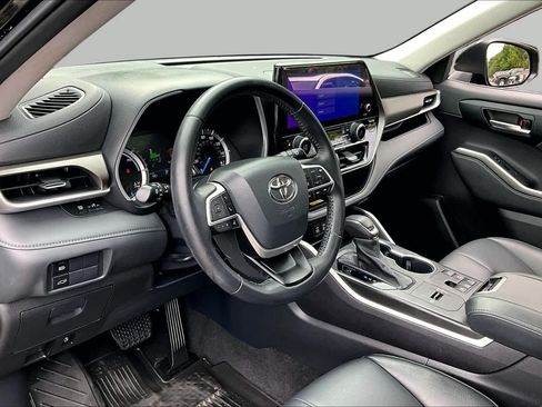 Used 2023 Toyota Highlander XLE AWD/4WD image 17
