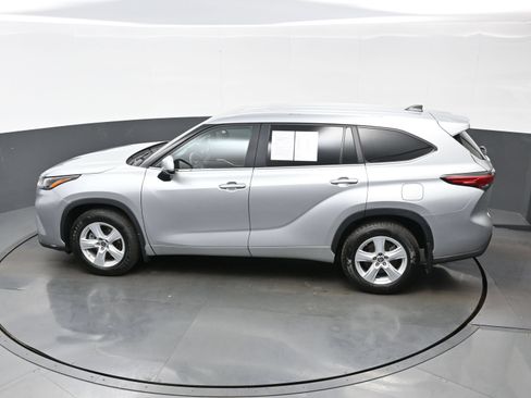 Used 2023 Toyota Highlander LE AWD/4WD image 37