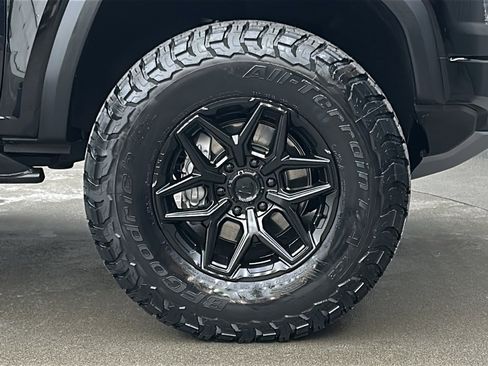 Used 2024 GMC Canyon AT4X image 9