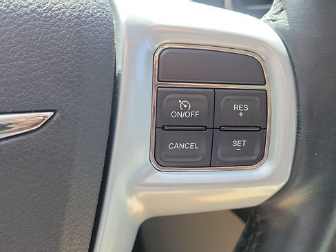 Used 2013 Chrysler Town & Country Touring-L w/ Driver Convenience Group FWD image 10