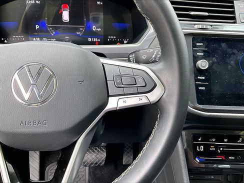 Used 2024 Volkswagen Tiguan SE w/ Panoramic Sunroof Package AWD/4WD image 11