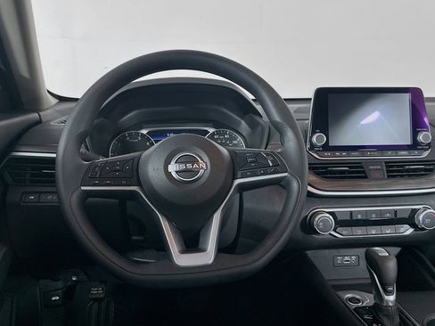 Used 2025 Nissan Altima 2.5 SV image 17