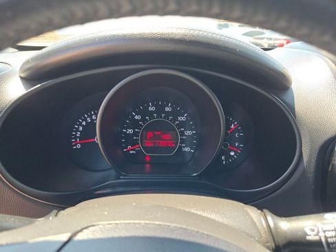 Used 2015 Kia Soul + w/ Audio Package FWD image 11