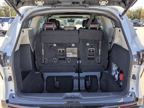 Used 2024 Toyota Sienna Platinum FWD image 12