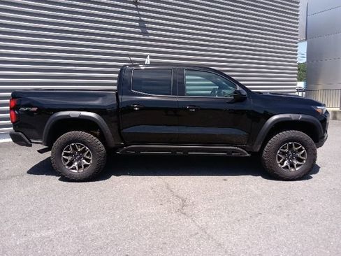 Used 2025 Chevrolet Colorado ZR2 w/ Technology Package AWD/4WD image 2