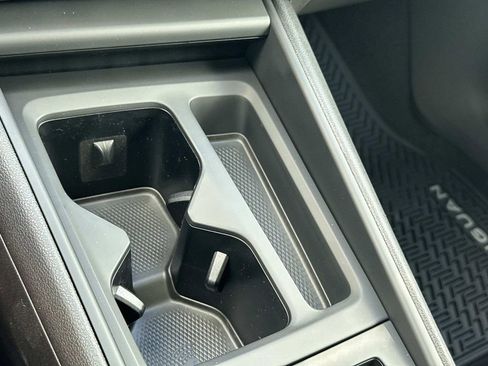 New 2025 Volkswagen Tiguan SE image 25