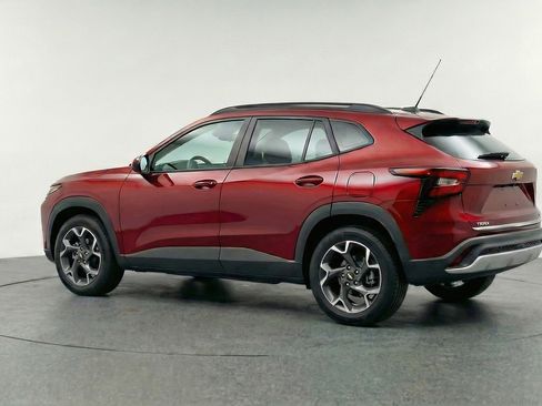 Used 2025 Chevrolet Trax LT w/ LT Convenience Package image 6